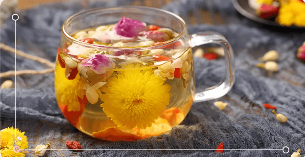The Pros & Cons of Drinking Flower Tea
