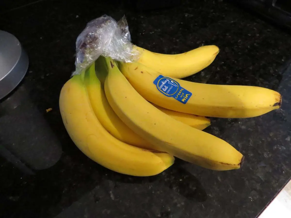 Wrap the banana stems with plastic.