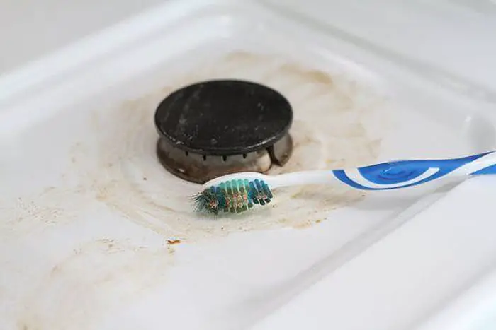 Old Toothbrush Hack #10: Clean Messy Stovetop With An Old Toothbrush