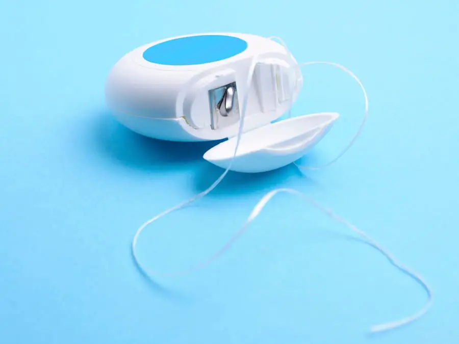 Things You Shouldn't Flush Down The Toilet: Dental Floss