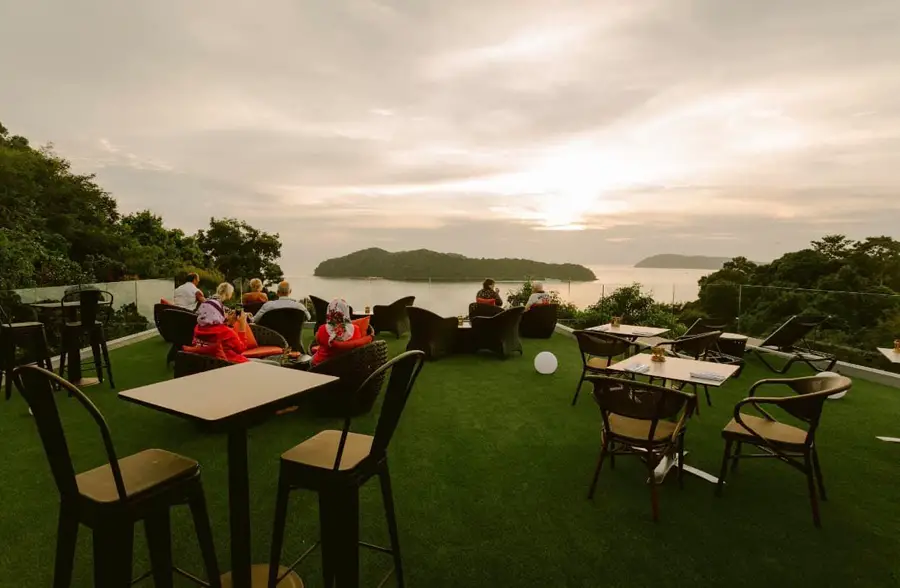 Monsoon Sky Bar, Ambong Pool Villas