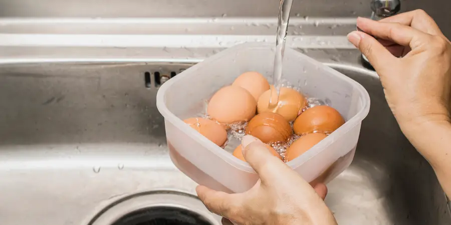 Ways To Peel Hard-Boiled Eggs #5: The Store-In-Cold-Water Method