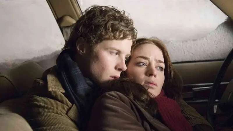Emily Blunt and Ashton Holmes stranded in the snow in "Wind Chill"