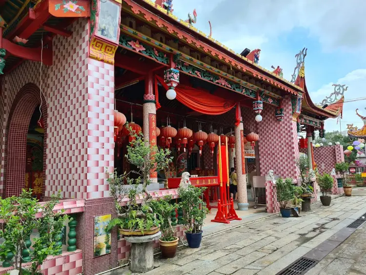 Visit the Hock Soon Leong Temple